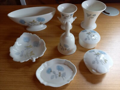 8 Teile Konvolut Vintage Wedgwood Eisrose Pillendosen, Schmuck, Glocke, Vasen etc.