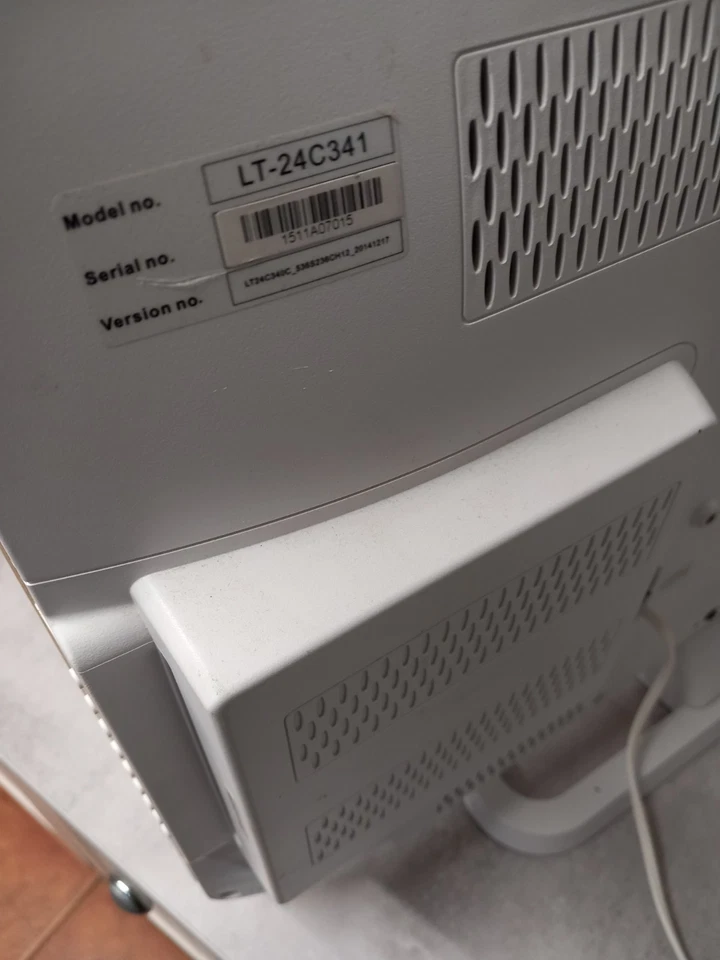 JVC LT-24C341 White LED TV With Built In DVD Player **SPARES OR REPAIR** - Image 2 of 4