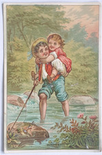 Antica carta vittoriana ragazzo porta ragazza sulle spalle che attraversa...