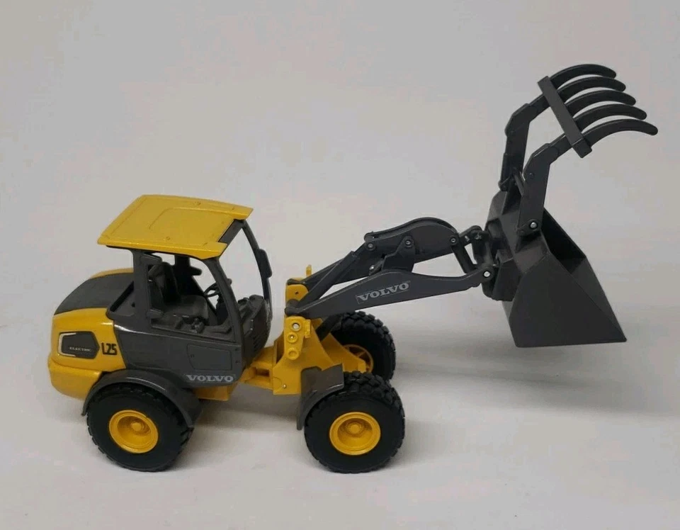 New Ray 32206 1:18 Volvo L25 Wheel Loader with Bucket and Claws - Image 3 of 4