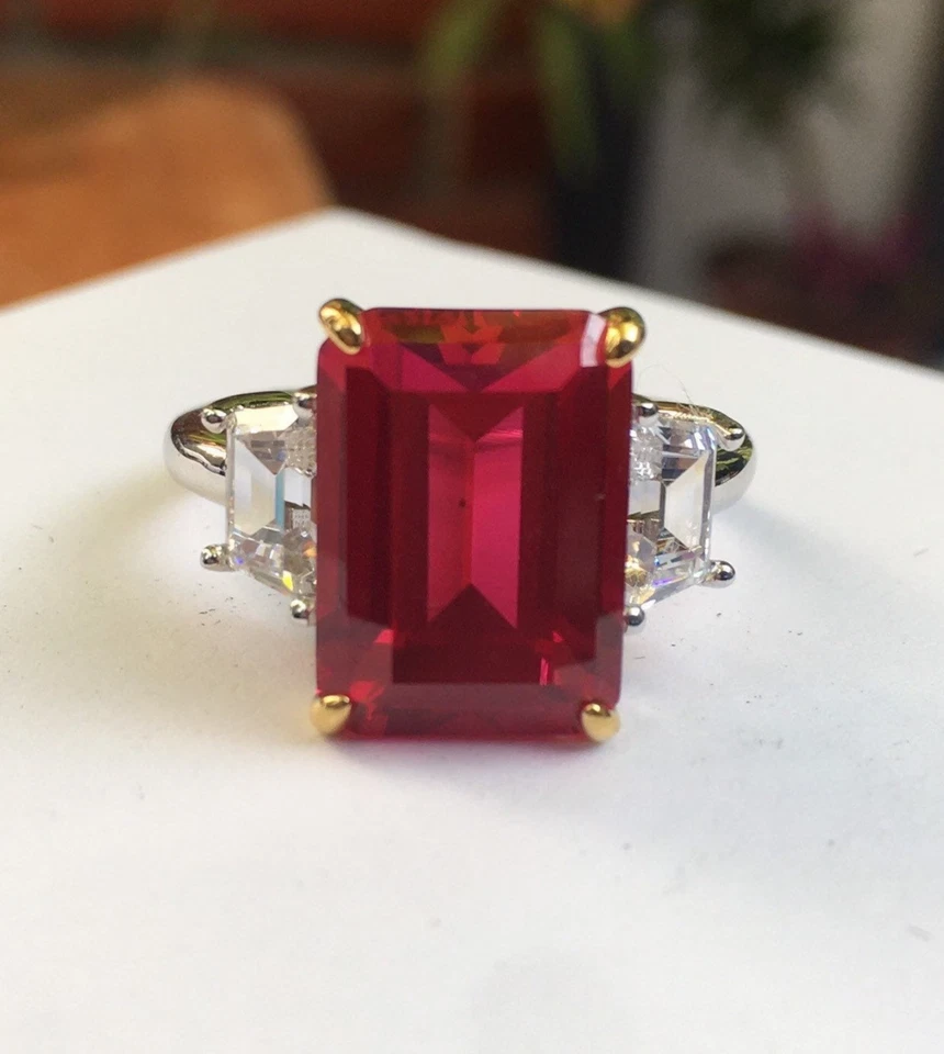 Anillo de compromiso de diamantes y rubíes naturales talla esmeralda de 6,00 quilates de oro blanco de 14 quilates talla 7 Foto 2 de 4