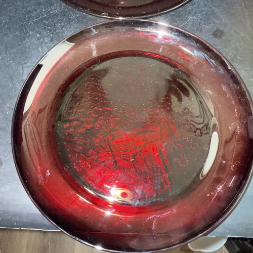 Set of 2 Arcoroc Sleigh Ride Ruby Red Glass Christmas 7.5” Plates France - Picture 2 of 5