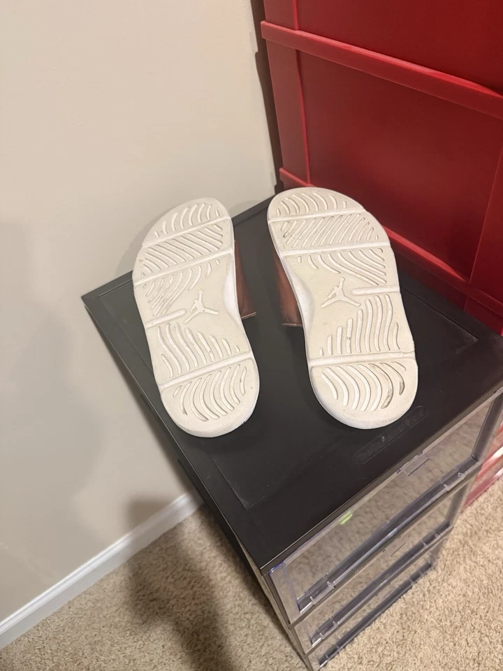 Talla 9 - Air Jordan Hydro 5 Pinnacle Bronze Foto 4 de 4