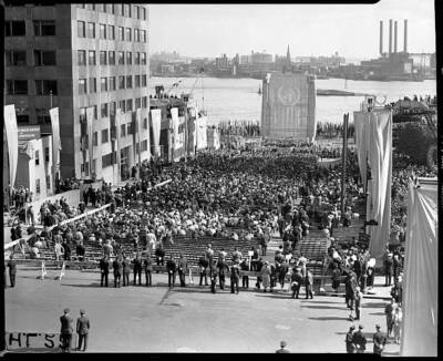 Photo crowd scene New York City Long Island City can be seen backgr- 1949 Photo