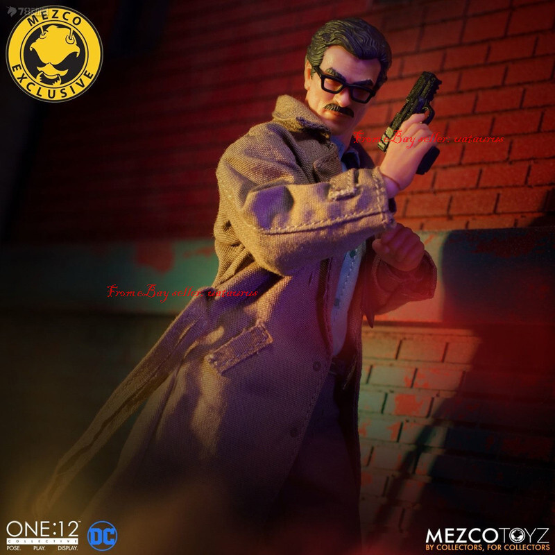 Mezco toyz 1/12 Commissioner James Gordon And Bat Signal Deluxe