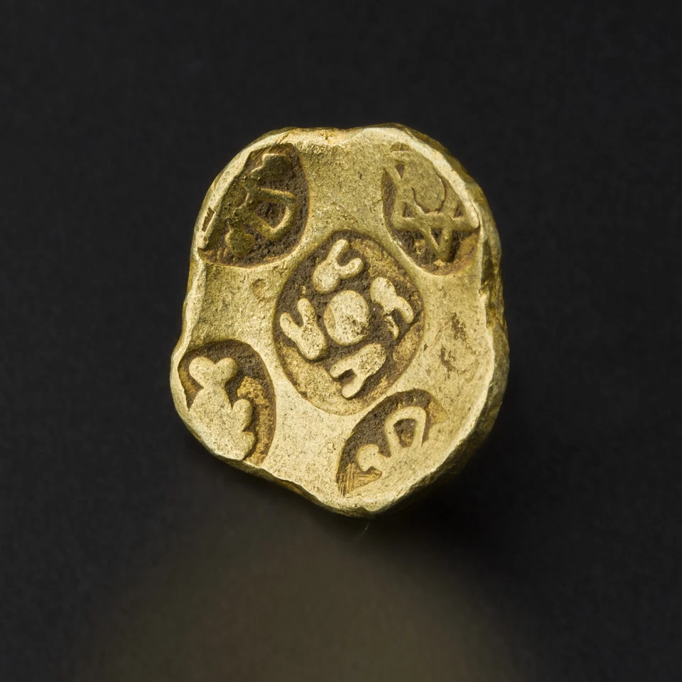 Miniatura sección 2: tipografía display con paleta roja y dorada y un mapa estilizado de Asia del Sur