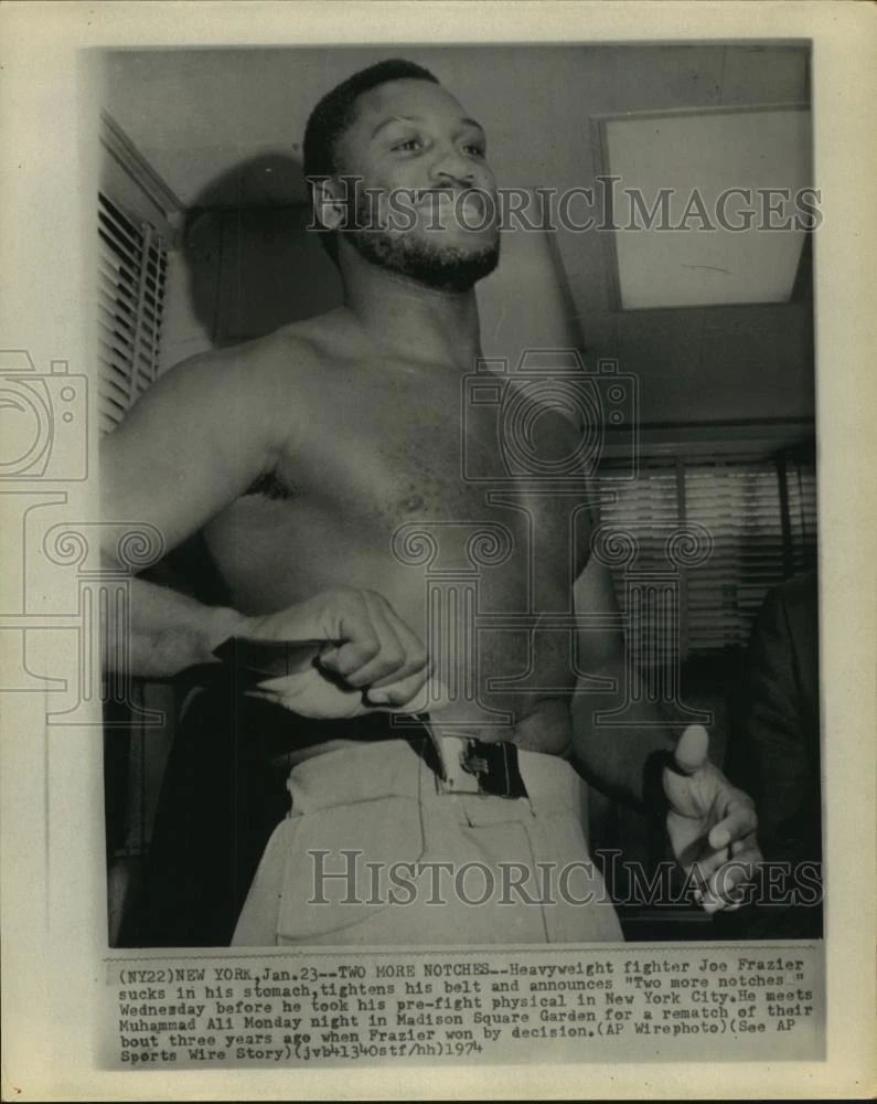 1974年 プレスフォト ボクサー ジョー フレイジャー 戦闘前 物理的なベルトを締めます - 画像1/2