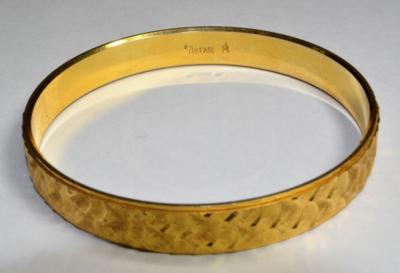 Signed TRIFARI Krone Goldtone Fischschuppen Design 2 1/2''d x 3/8'' Armreif
