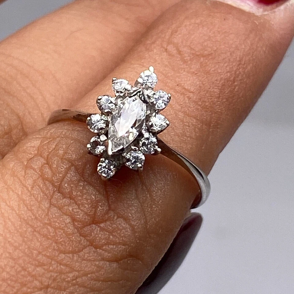 Conjunto de halo de diamantes cultivados en laboratorio de corte marquesa y redondo fino anillo de boda de oro blanco de 10 k Foto 2 de 4