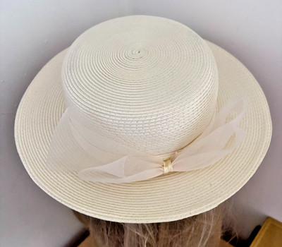 cremefarbener Hut mit großer Schleife Hochzeit Mutter eines besonderen Anlasses Goodwood Rennen Veranstaltung