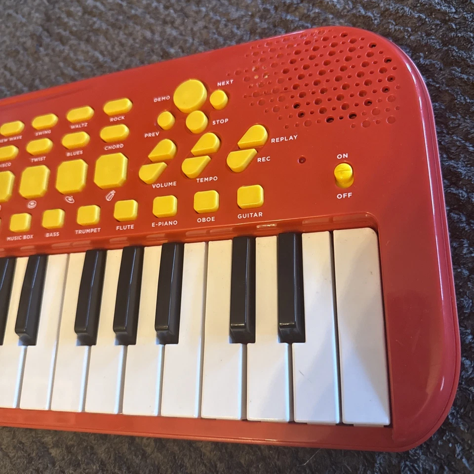 Teclado piano ritmos carreras coches Disney Pixar primer acto funciona probado Foto 3 de 4