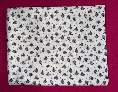 Tissu vintage polyester blanc fleurs bleues larg 150 cm x H 120 cm D137 - Photo 1/4