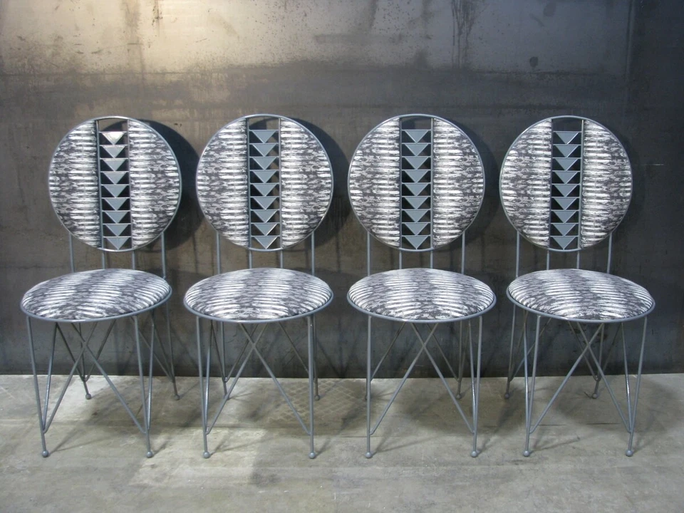 Mesa y 4 sillas Frank Lloyd Wright Midway de acero gris esmaltado de Cassina Foto 2 de 4