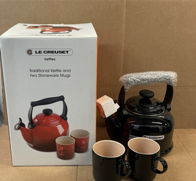 Le Creuset traditioneller Wasserkocher mit Herdplatte mit Pfeife & 2 Tassen - schwarz
