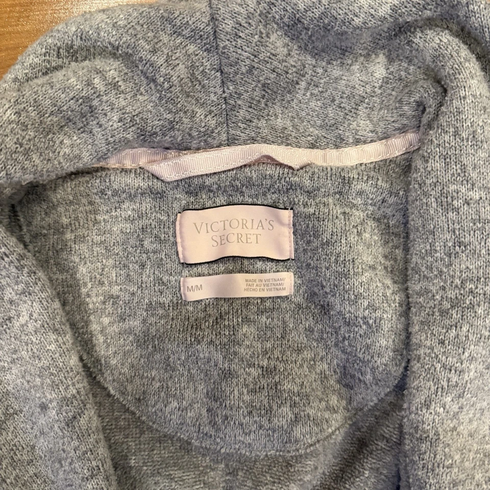 Bata de tela de rizo Victoria’s Secret gris talla mediana suave cálida con cinturón Foto 2 de 4