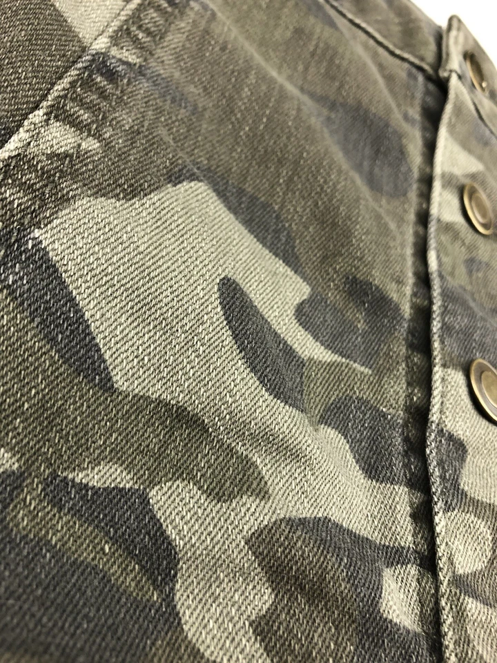 Falda corta descolorida verde gloria camuflaje abotonada frente mujer talla 10 Foto 2 de 4