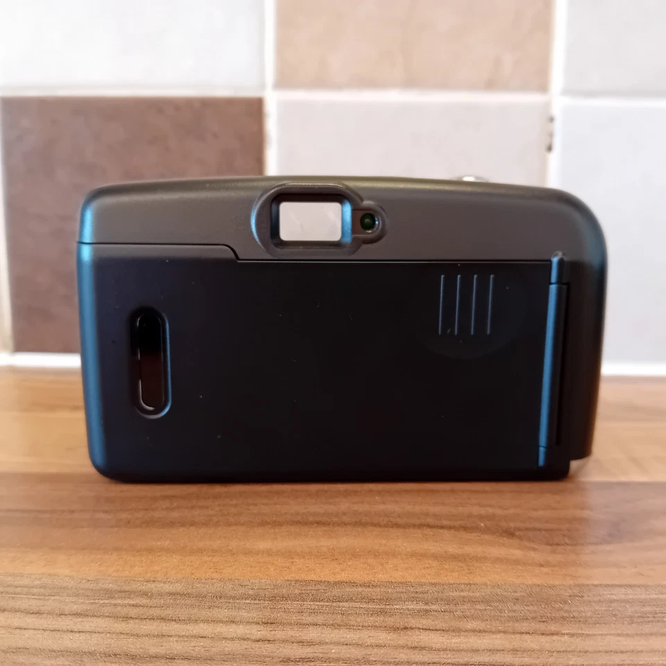 Samsung Fino 20S Film Camera, Big Viewfinder Lens 30mm Built in Flash Gold - Image 4 of 4