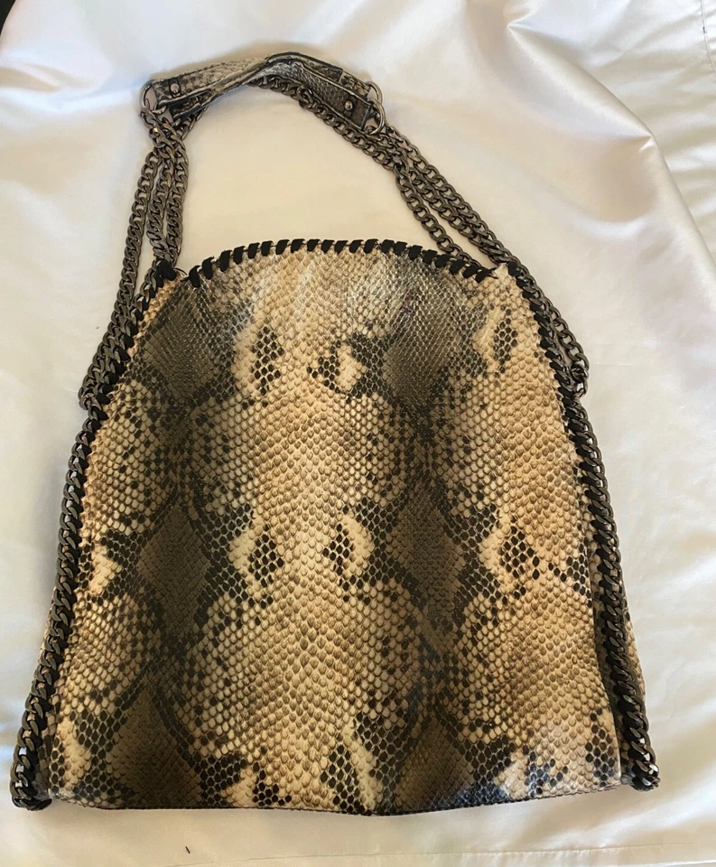 Cartera de hombro Steven By Steve Madden imitación pitón serpiente cadena de herrajes plateados Foto 2 de 4