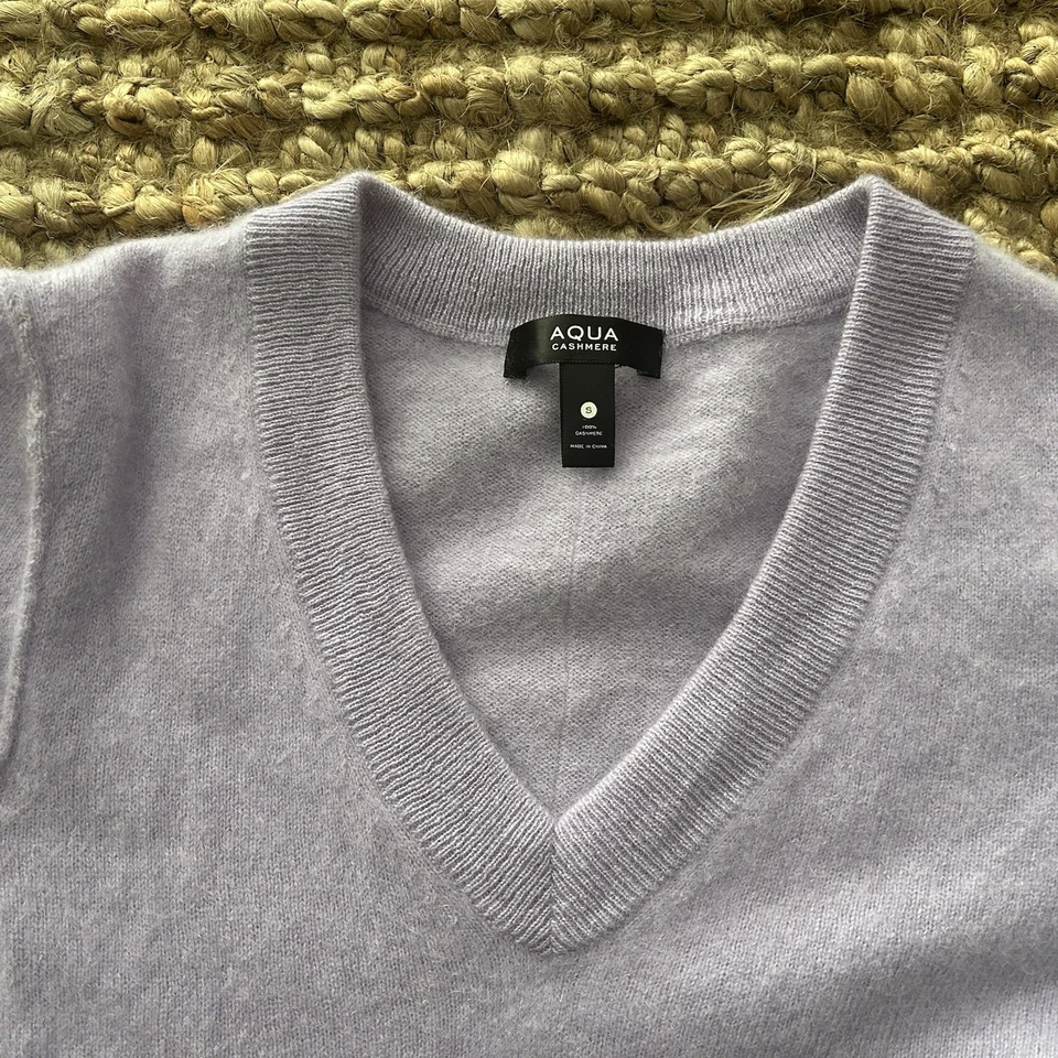 Suéter para mujer AQUA 100 % cachemir cuello en V pequeño lavanda lila tejido suave Foto 4 de 4