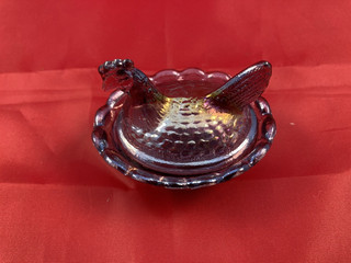 VINTAGE BOYD CARNIVAL STLYE GLASS MINI/SALT CELLAR NESTING HEN 2.5''