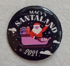 MACY'S DEPARTMENT STORE CHRISTMAS SANTA CLAUS LAND SANTALAND BUTTON PIN 2021