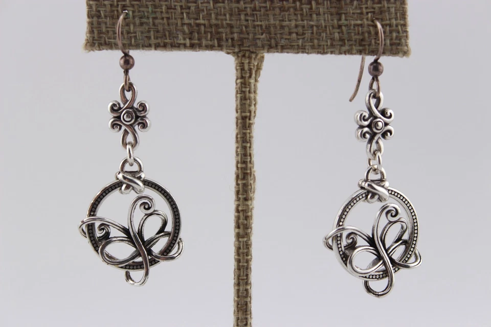 Par de pendientes colgantes nudo mariposa abstracto tono plata 2" gota Brighton? Foto 4 de 4