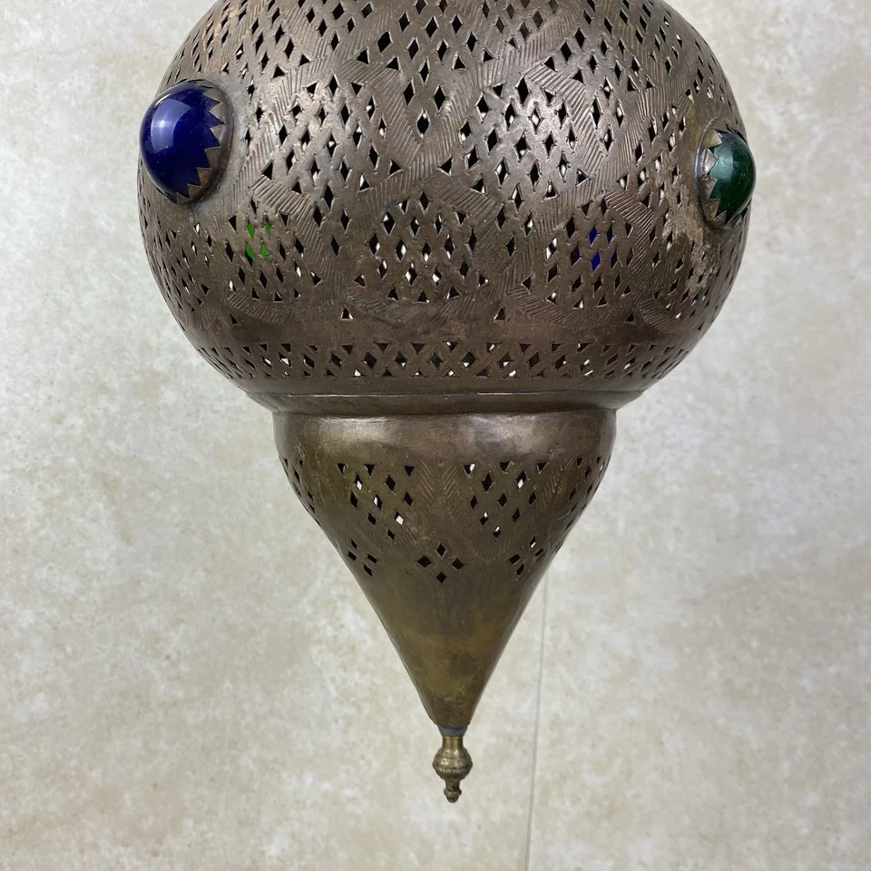 Suspension Artisanale Marocaine en Cuivre Ajouré et Cabochons de Verre Coloré - Photo 4/4
