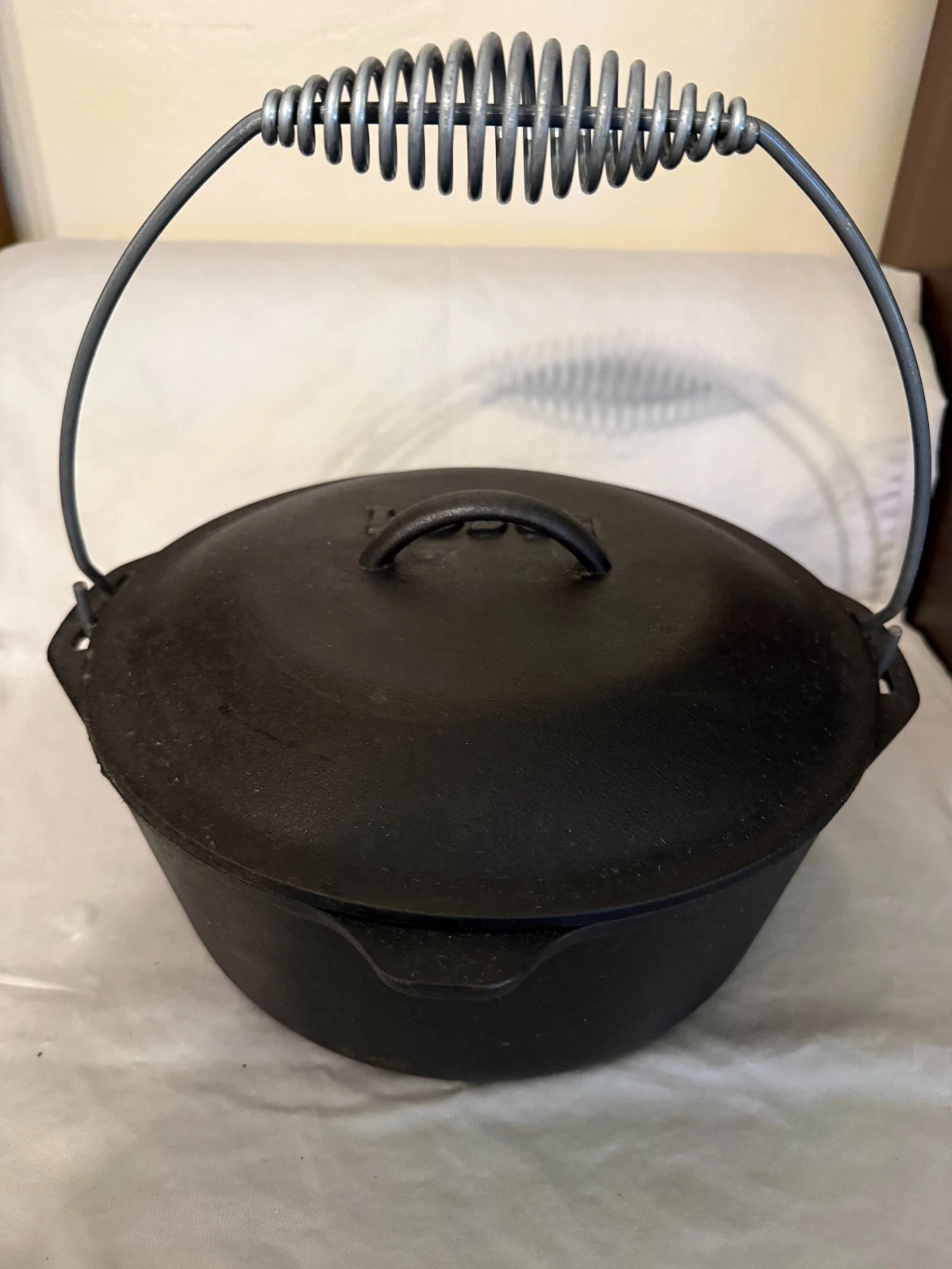 Lodge 10 1/4 Cast Iron Dutch Oven Pot w/Lid PreSeasoned Coil Handle USA Camping
