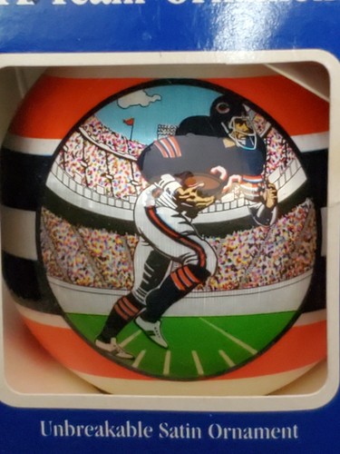 Adorno de árbol de Navidad satinado irrompible de fútbol americano de los Chicago Bears de la NFL con caja - Imagen 2 de 5