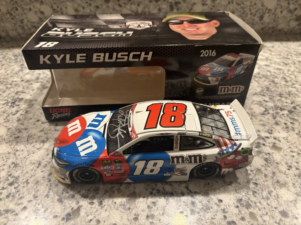 Camry 2016 Kyle Busch #18 marca M&Ms rojo blanco y azul autografiado Foto 3 de 4