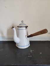 Chocolatière en tôle émaillée ancienne manche en bois