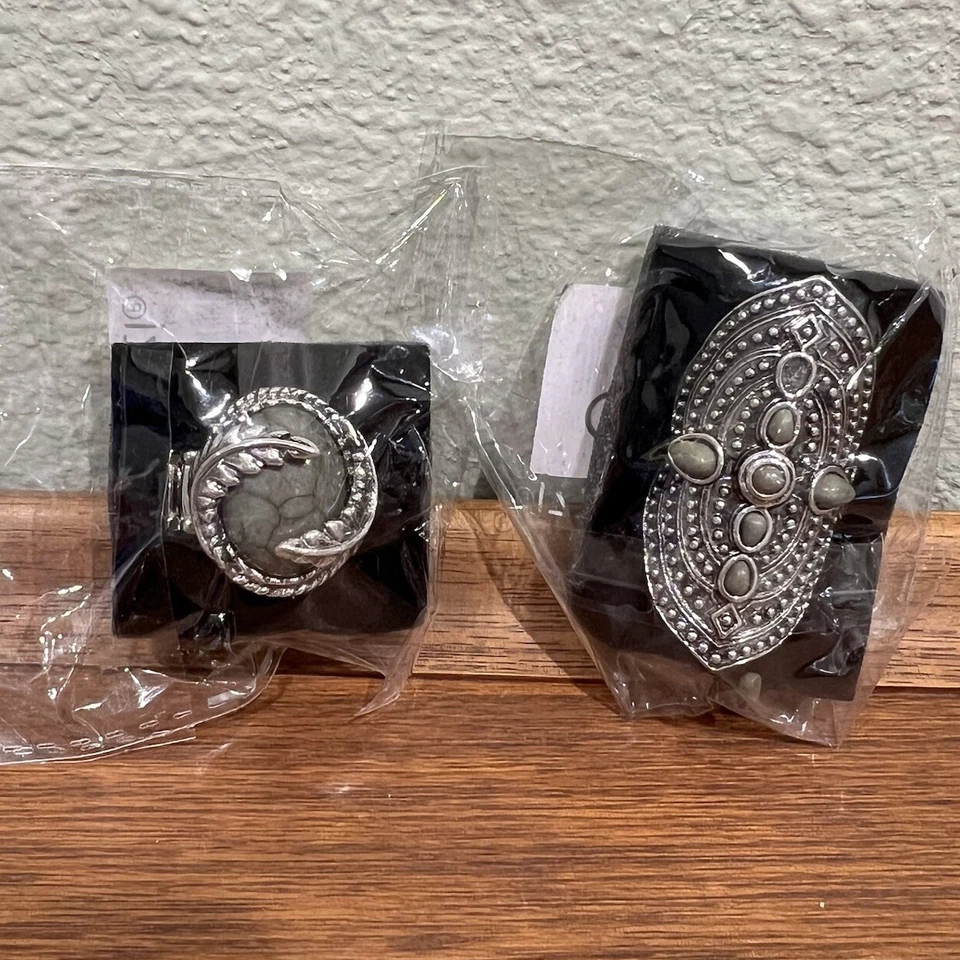 NUEVO Lote de anillos elásticos color plata piedras verdes paparazzi todos diferentes brillantes Foto 3 de 4