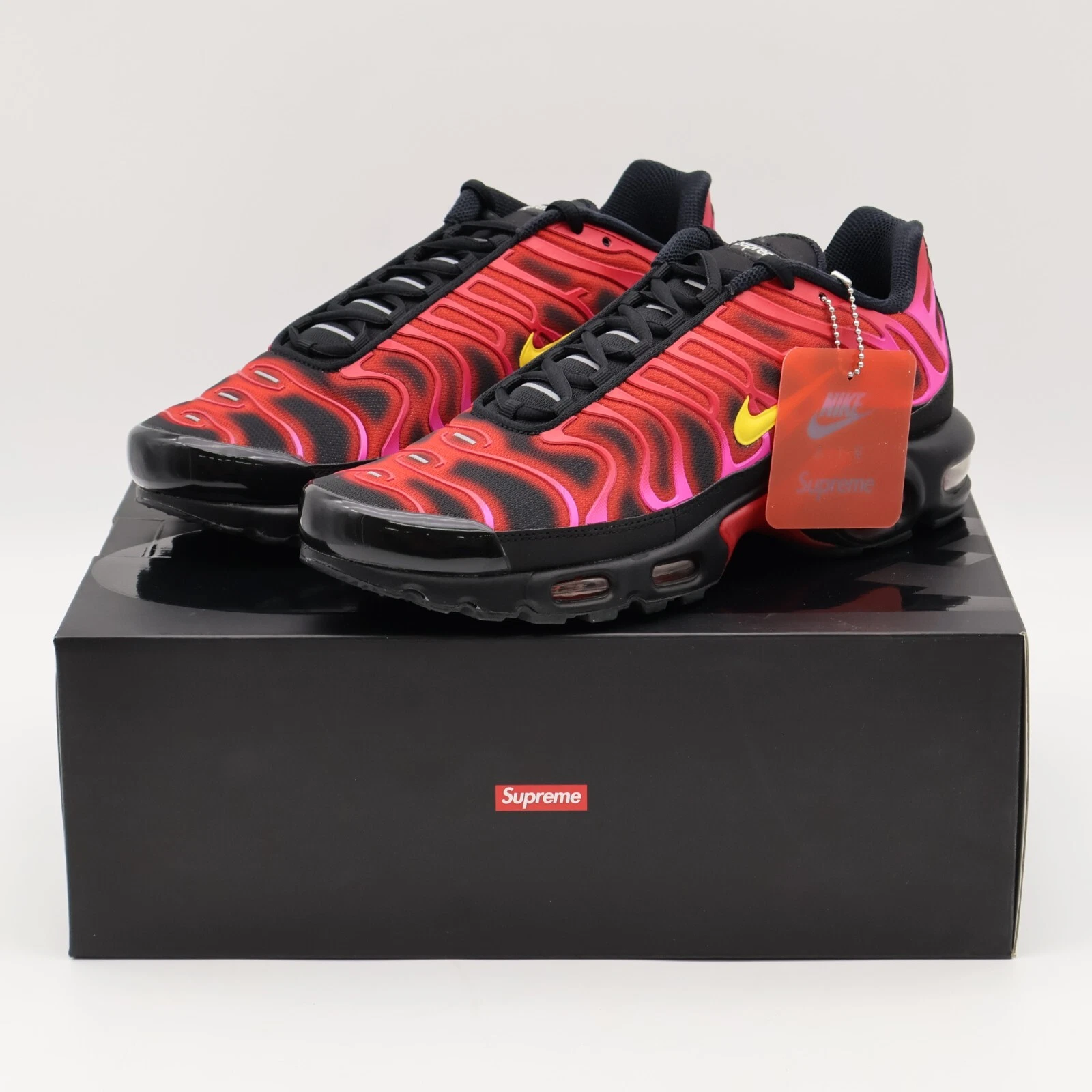 DA1472 600 Nike Air Max Plus TN Supreme University rouge noir feu rose maïs