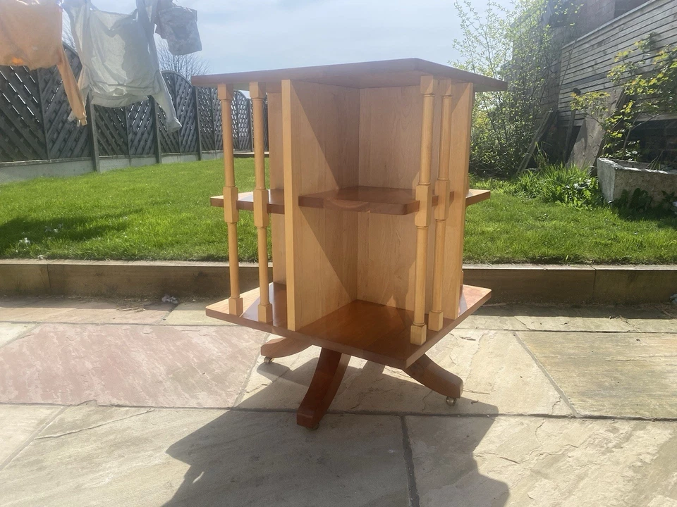 Librería giratoria de madera de cerezo con marca tallada de unicornio Foto 4 de 4