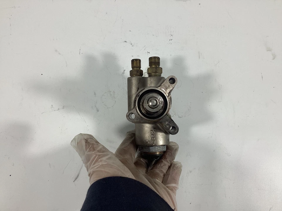 Bomba de combustible de alta presión Audi S5 2009-2012 079-127-025 OEM. Foto 2 de 4