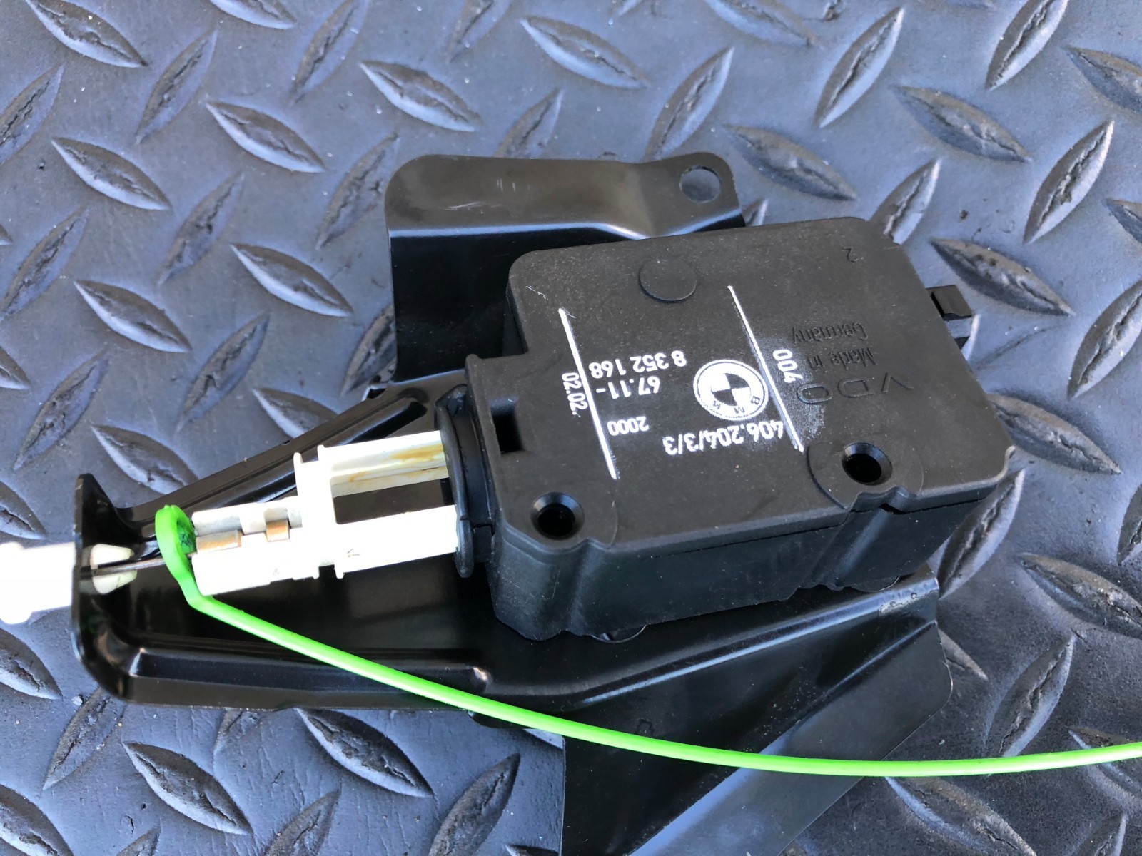 BMW OEM E39 M5 S62 REAR GASOLINE GAS TANK FUEL FILLER LID DOOR CONTROL