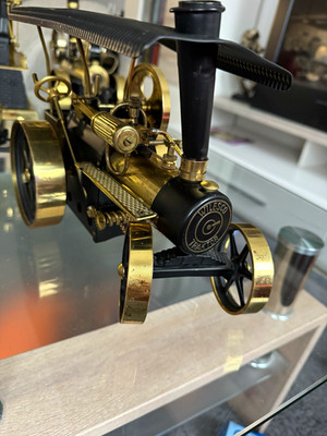 Wilesco Traktor Dampfmaschinen-Modell mit Kessel und Anhänger schwarz/gold