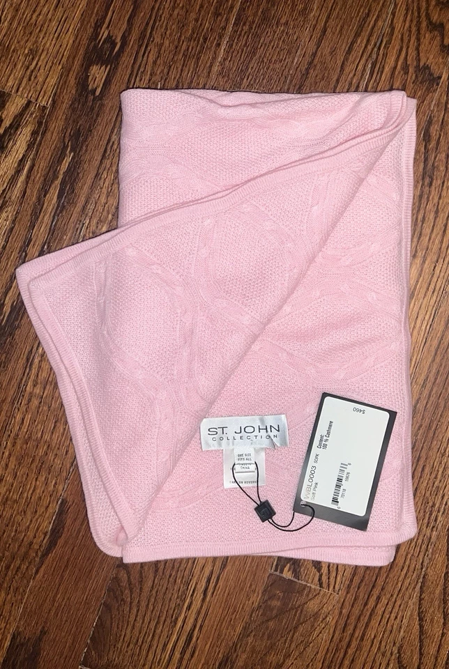 Manta bebé cachemir 30"X39" rosa suave tejida con cable colección St. John precio de venta sugerido por el fabricante $460 Foto 2 de 4