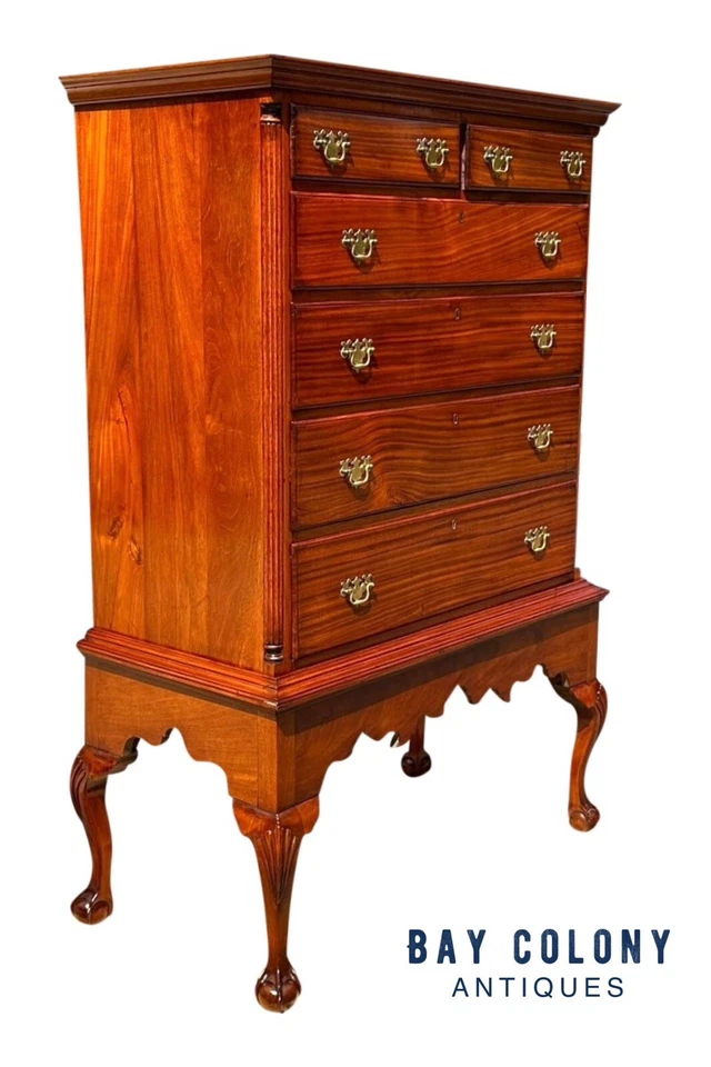 ANTIGUO COFRE DE CAOBA ESTILO REINA ANNE EN MARCO - PATAS DE BOLA Y GARRA TALLADAS CONCHA Foto 3 de 4