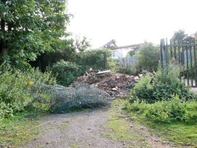 Foto 6x4 A Lücke im Zaun Norwich Ein Abschnitt des Zauns wurde entfernt c2010
