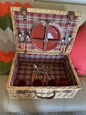 PICNIC TIME Wicker Picnic Basket Set for 4 Persons, White & Burgundy 20.5”x17”