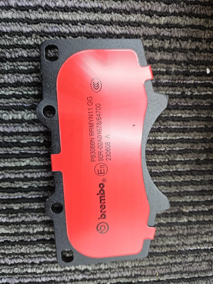 Pastillas de freno de disco delanteras Brembo P83066N Premium para Toyota Tacoma 2005-2023 Foto 2 de 4