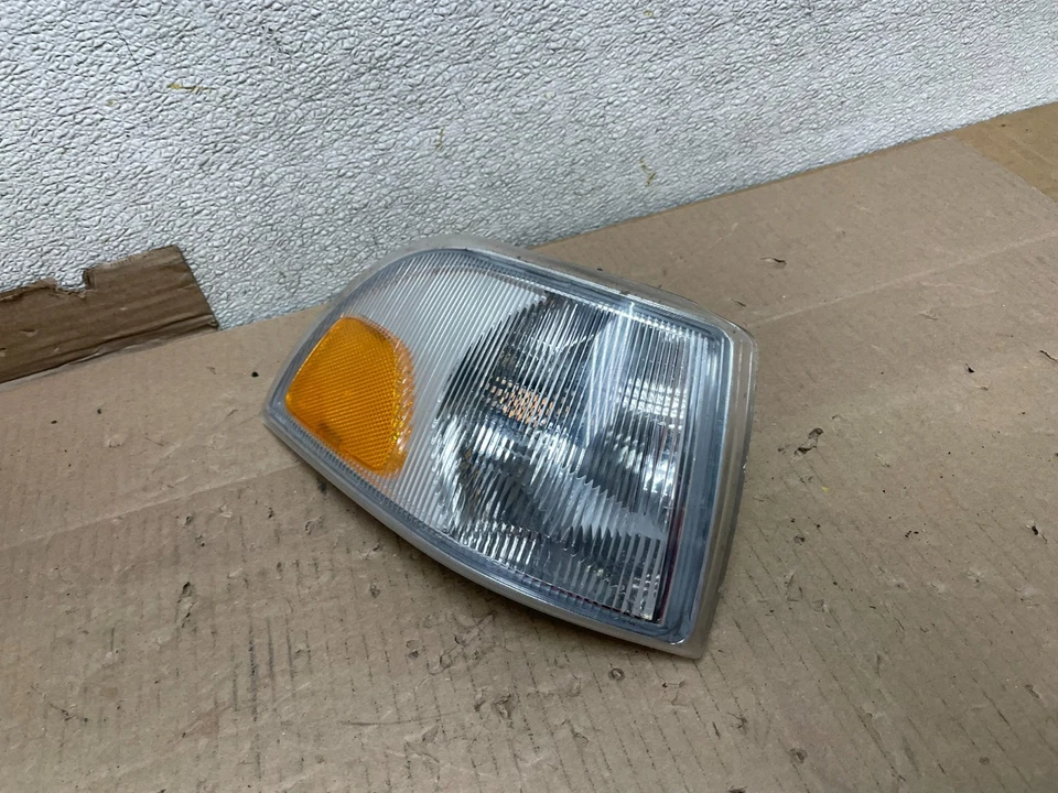 1998 to 2001 Volvo C70 Right Passenger Side Turn Signal OEM U2911 DW - Image 3 of 4