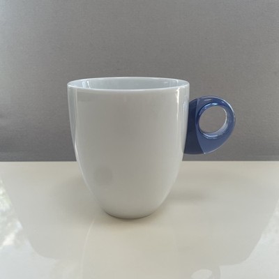 Guzzini weiße Keramiktasse mit blauem Acrylgriff. Made in Italy