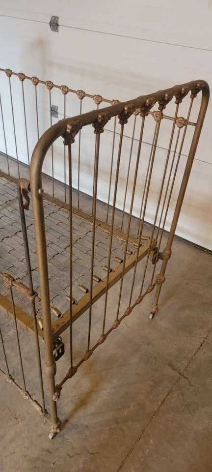 Antigua cama/cuna victoriana de hierro fundido ornamentada. Dorado dorado. Con resortes Foto 4 de 4