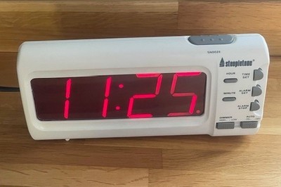 Weißer Steepletone Digitaler Wecker mit großer 1,8'' Rot Ost zum Ablesen Anzeige