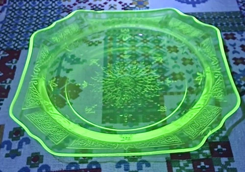 Anchor Hocking Princess Pattern Uranium Glass 6 Plate with 2 Small Chips Vintage