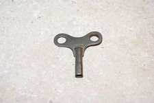USED WING KEY SIZE 4.20 MM  USED MANTEL / SHELF CLOCK PARTS