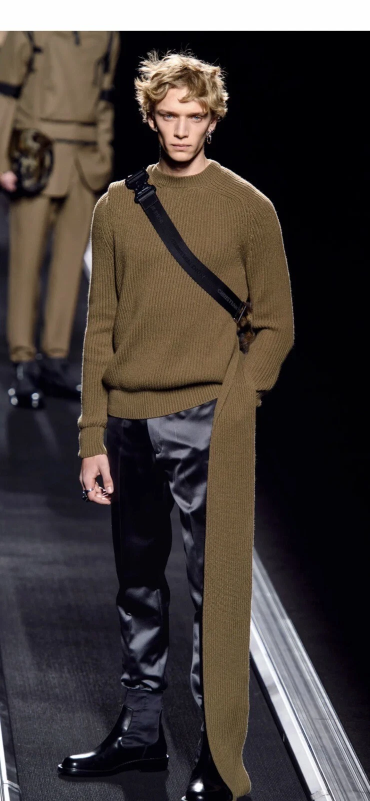 Pull homme Dior cachemire avec écharpe. p.