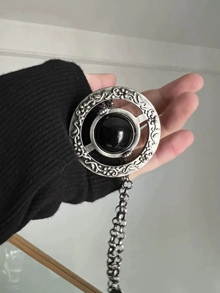 RESTOCK Vivienne Westwood Orbe Globo Piedra Negra Antiguo Talla Estilo Collar Foto 3 de 4